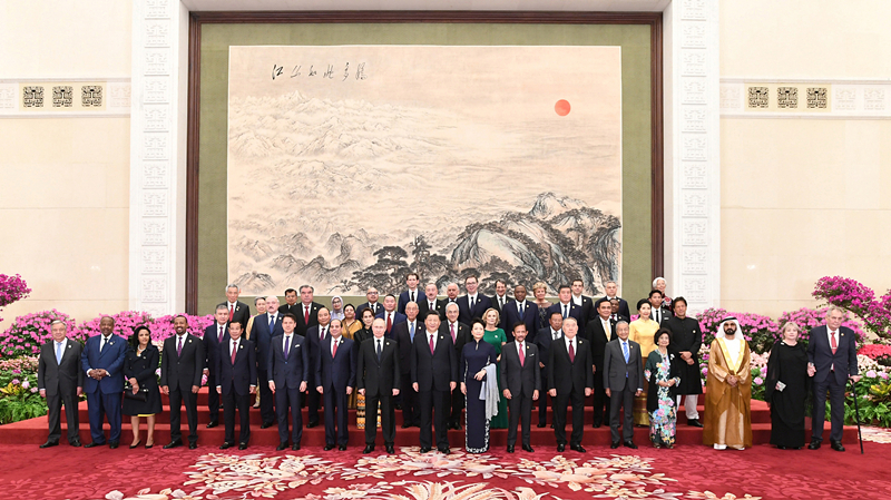 2019年4月26日，習(xí)近平主席和夫人彭麗媛在北京人民大會堂舉行宴會，歡迎出席第二屆“一帶一路”國際合作高峰論壇的外方領(lǐng)導(dǎo)人夫婦及嘉賓。這是習(xí)近平和彭麗媛同外方領(lǐng)導(dǎo)人夫婦及嘉賓合影留念。