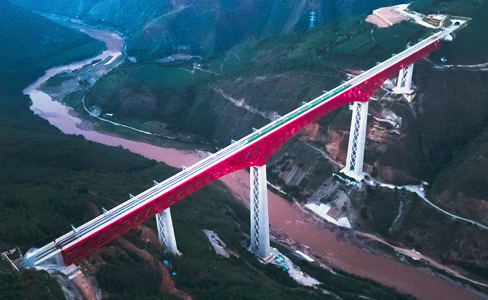 中老鐵路首發(fā)列車駛過中國(guó)云南省元江哈尼族彝族傣族自治縣境內(nèi)的元江雙線特大橋（2021年12月3日攝，無人機(jī)照片）。