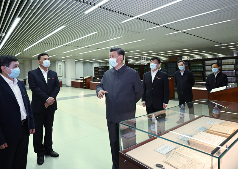 2022年4月25日，習(xí)近平來(lái)到中國(guó)人民大學(xué)考察調(diào)研。這是他在圖書(shū)館考察。