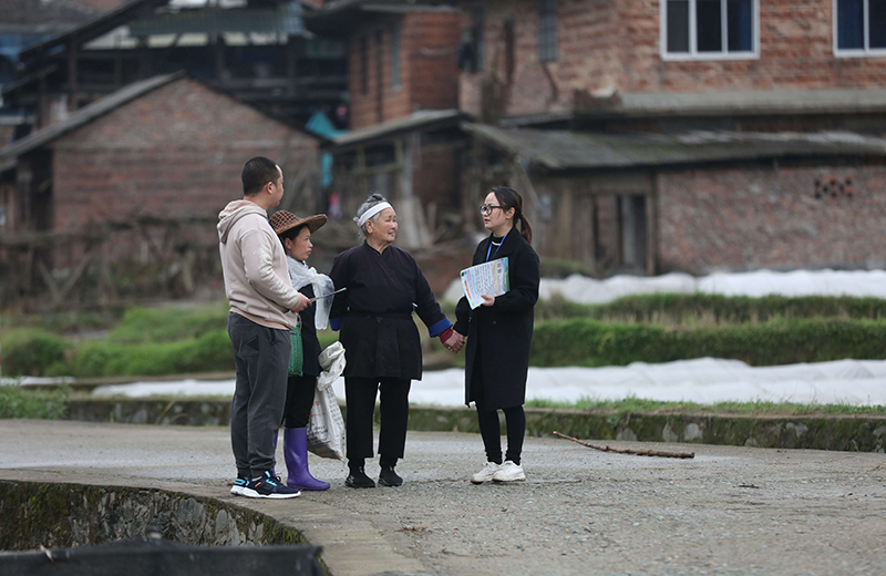 2022年3月24日，在廣西柳州市三江侗族自治縣良口鄉(xiāng)南寨村，紀檢監(jiān)察干部（右一、左一）在了解惠農(nóng)政策落實情況。
