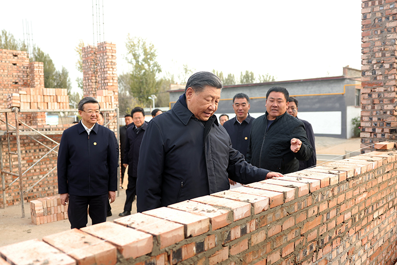2023年11月10日，習近平總書記在河北保定涿州市刁窩鎮(zhèn)萬全莊村房屋重建施工現(xiàn)場考察。