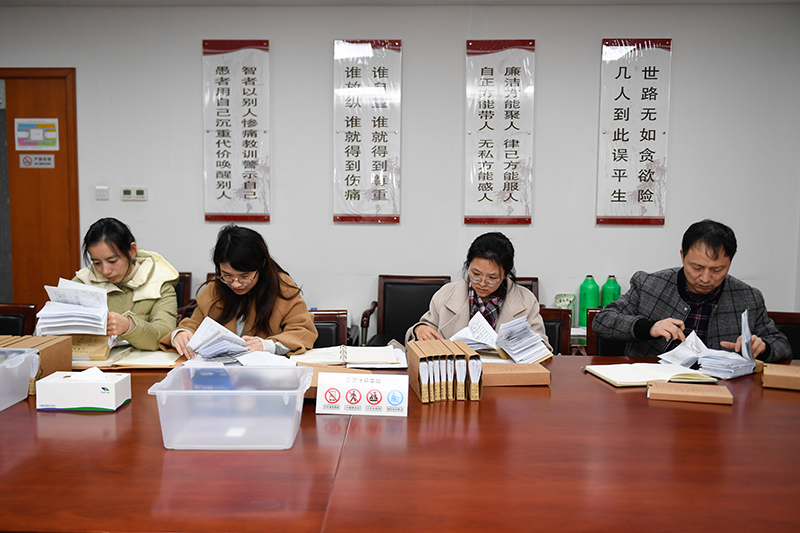 2020年1月8日，浙江寧波市北侖區(qū)紀委工作人員在檢查北侖區(qū)大數(shù)據(jù)發(fā)展管理中心2019年的公款消費票據(jù)，查找是否存在違規(guī)問題。