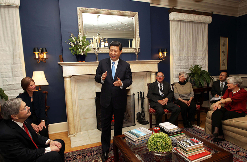 習(xí)近平2012年訪美時(shí)與老朋友敘舊場景。