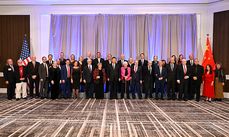 這是美國友好團(tuán)體聯(lián)合歡迎宴會(huì)開始前，習(xí)近平主席會(huì)見飛虎隊(duì)和史迪威將軍后人、鼓嶺、艾奧瓦州、華盛頓州等方面友好人士代表，同他們親切交談并合影留念。