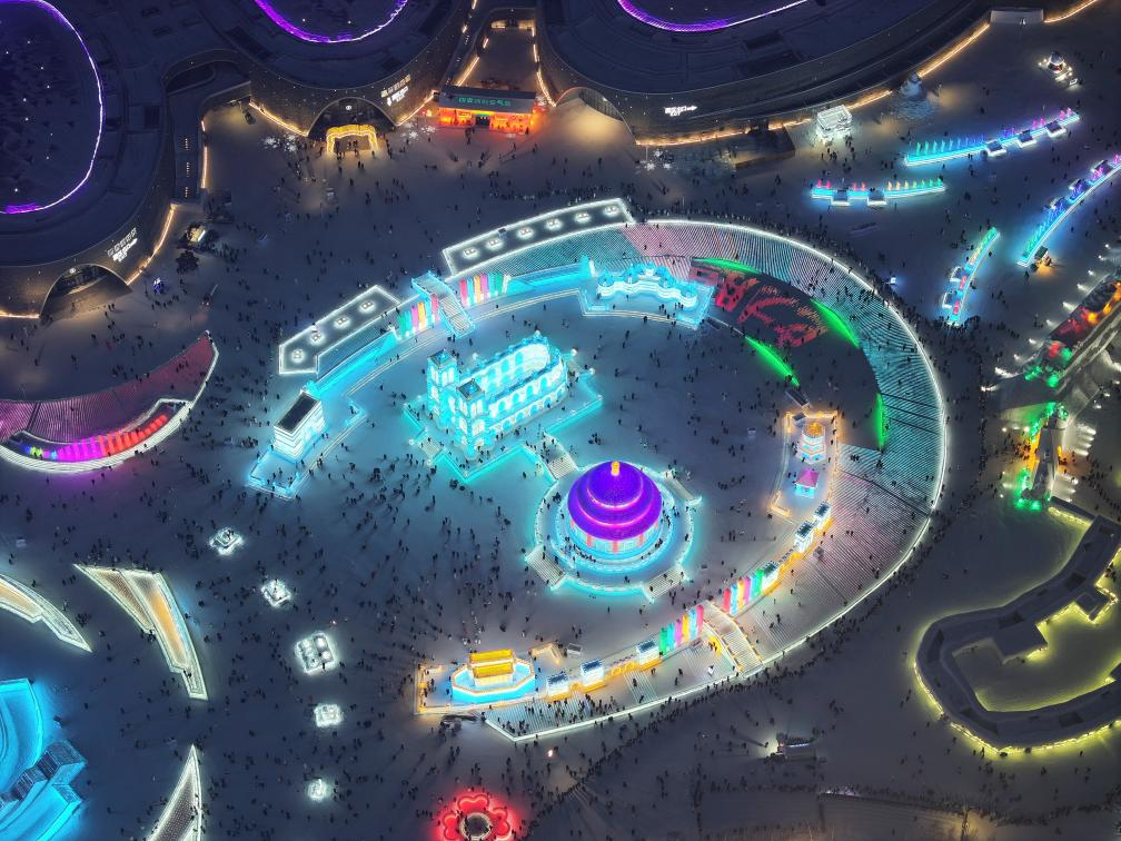 這是2023年12月27日在哈爾濱冰雪大世界拍攝的以巴黎圣母院和北京天壇為核心的冰建景觀群。