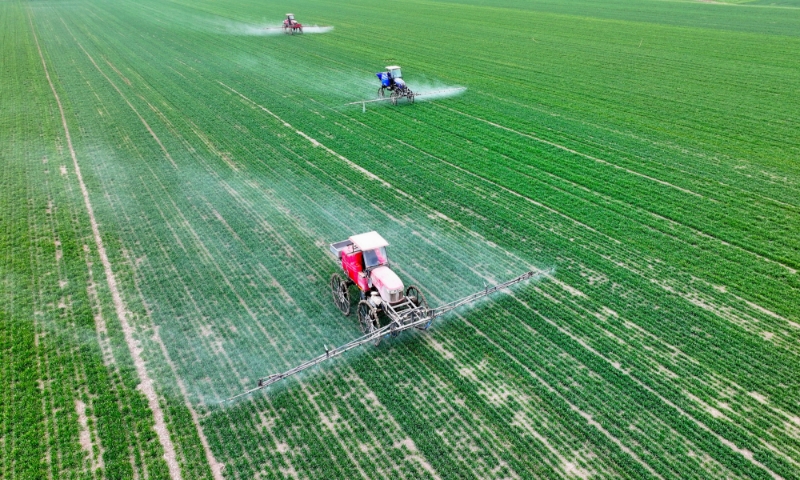 2024年2月18日，安徽省亳州市，利辛縣紀王場鄉(xiāng)孫老家村麥田，農(nóng)民駕駛自走式高桿噴霧機對小麥進行噴藥作業(yè)。